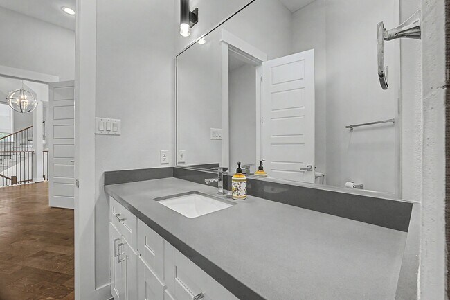 Building Photo - 1226 W 26th St