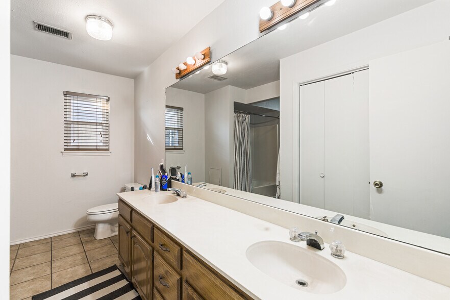 Building Photo - 3504 Corto Ave