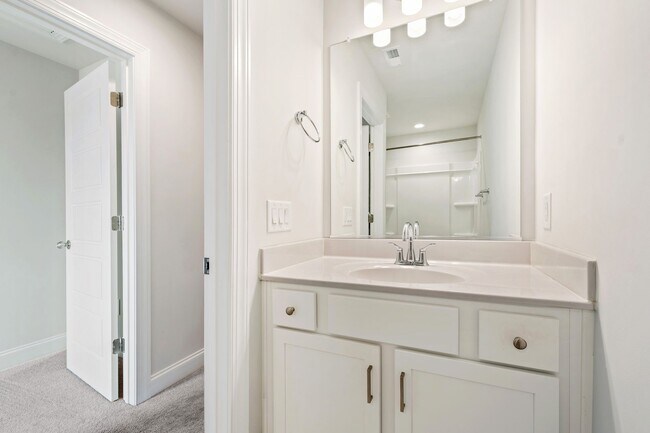 Building Photo - Available NOW! 2BR/2.5BA Townhouse in Mebane
