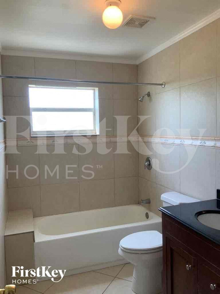 Building Photo - 727 S Pine St