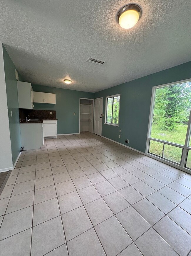 Building Photo - Amazing 3 bedroom/1 bath home with huge kitchen & Central Air/heat