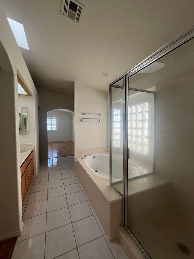 Building Photo - Lake front 3 bed 2 bth home in Helendale!