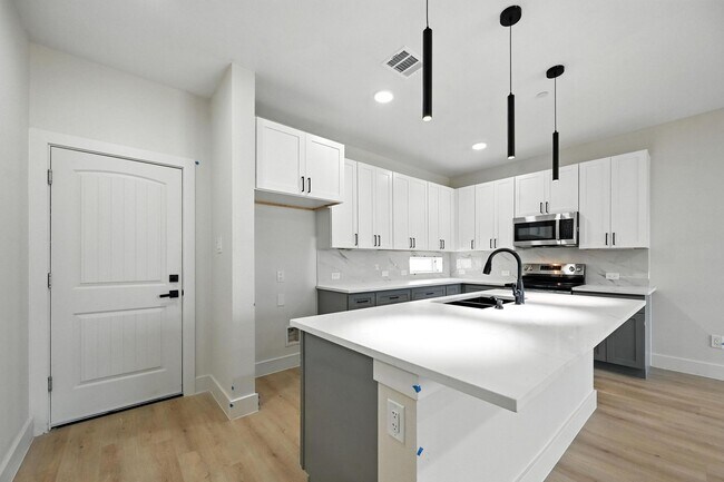 Building Photo - Brand-new modern townhome in Rowlett featu...