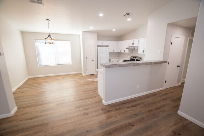 Building Photo - 4 Bedroom, 2 Bath, Split Floor Plan, 2 Car Garage, Central A/C