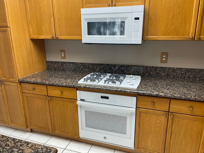 Building Photo - Spacious 4 Bedroom Townhouse Style Condo i...