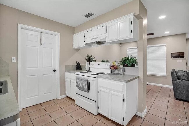 Kitchen - 3116 Highland Park Ave