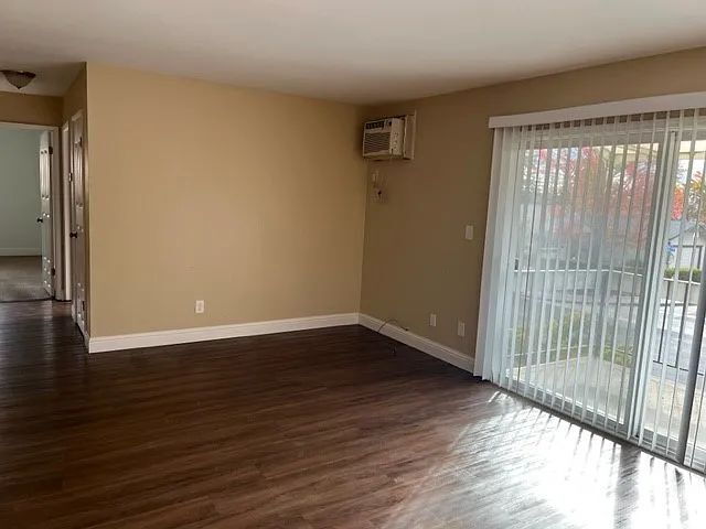 Building Photo - 2 bedroom 1 bth upper unit