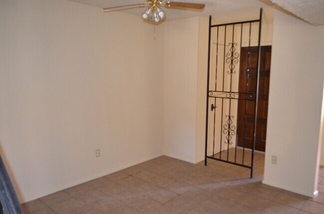 Building Photo - Visa Del Valle Townhome with Community Poo...
