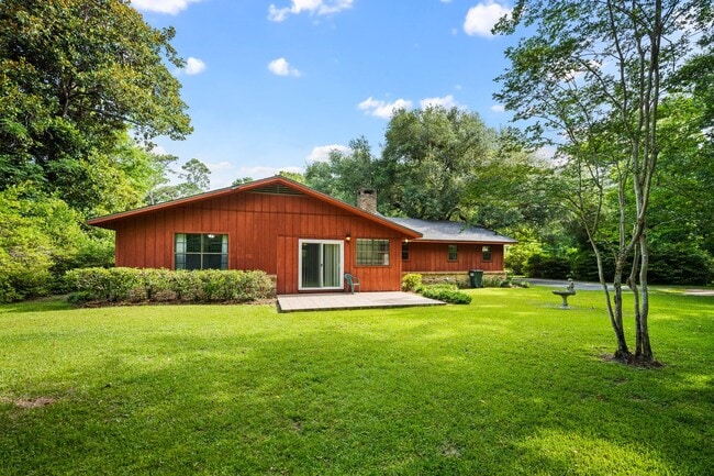 Building Photo - 18050 Steele Dr