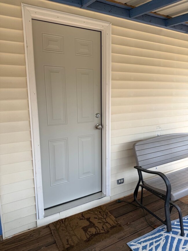 Building Photo - One Bedroom Apt with Utilities Included