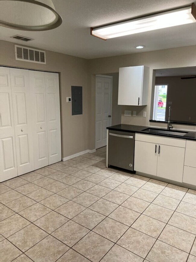 Building Photo - Three Bedroom Two 1/2 Bath condo in SW Hai...