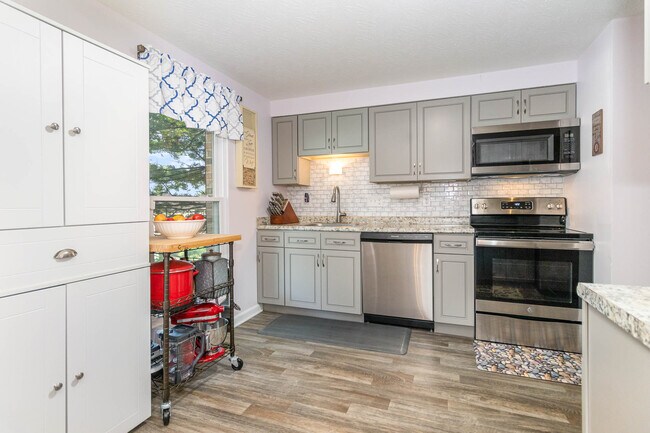 Building Photo - 1071 Stratford Ct