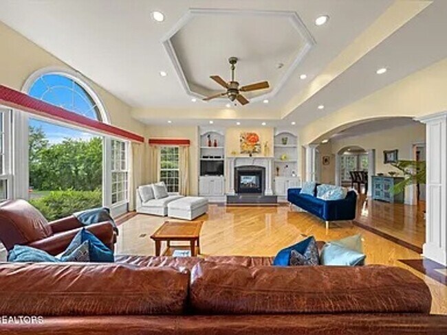 Building Photo - Luxury & Convenience!!