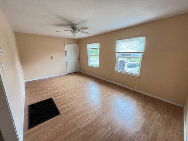 Building Photo - 900 E Rose Dr