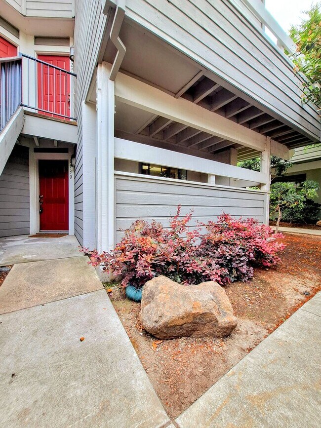 Building Photo - Refurbished Condo on 1st Floor With Laundry, Patio, Garage; Next to Pool!