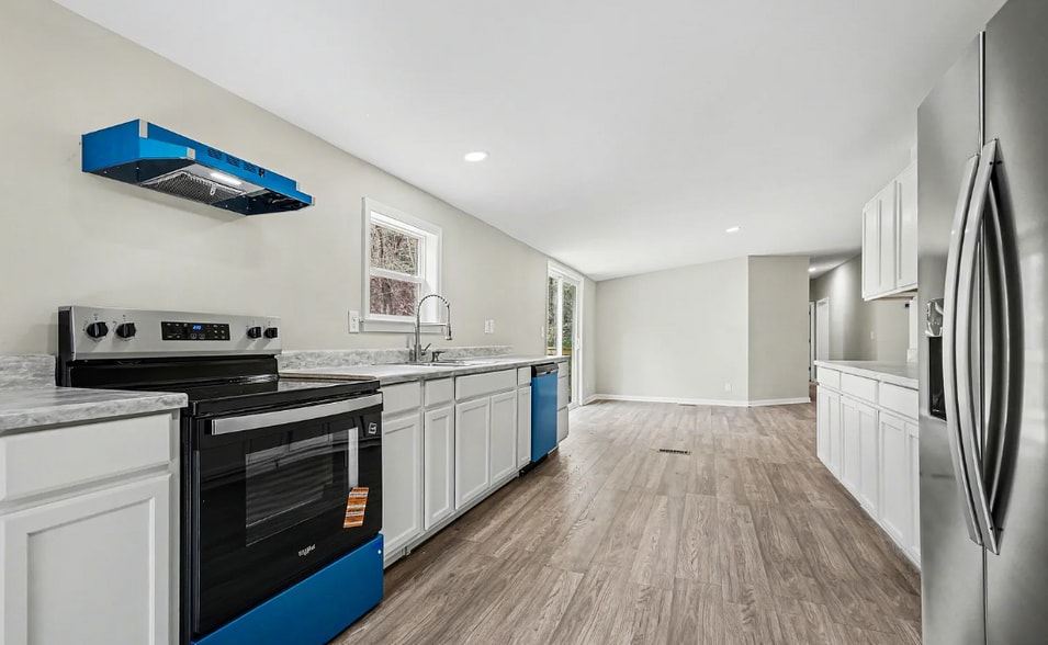 Building Photo - 5050 Park Creek Dr