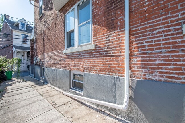 Building Photo - ? Spacious 4-Bedroom Home in Allentown – M...