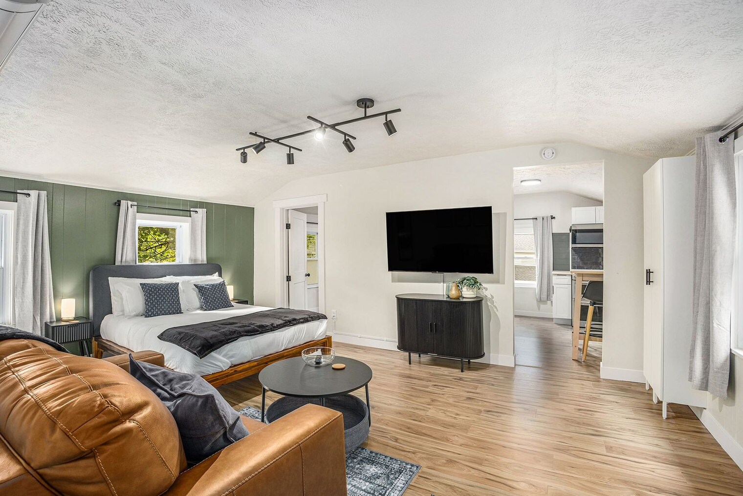 Building Photo - 37 Gold Ave NW