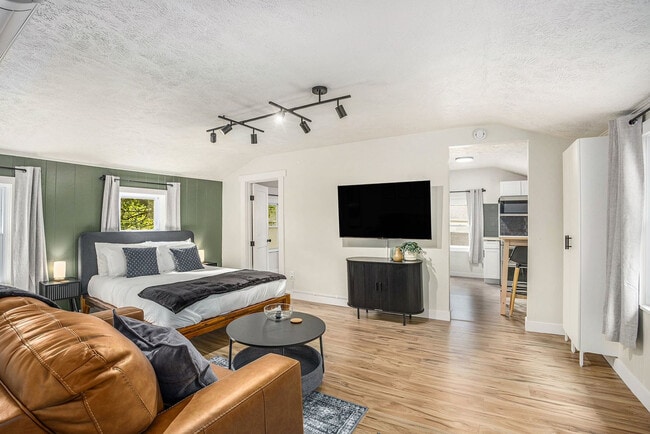 Building Photo - 37 Gold Ave NW