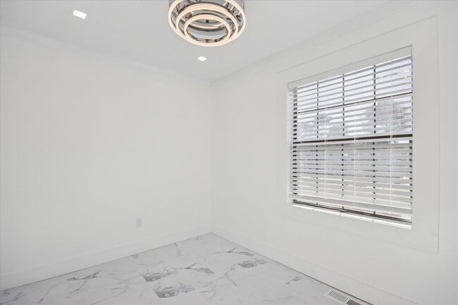 Building Photo - $200 RENT CREDIT | MOVE-IN READY! (Pet Friendly)