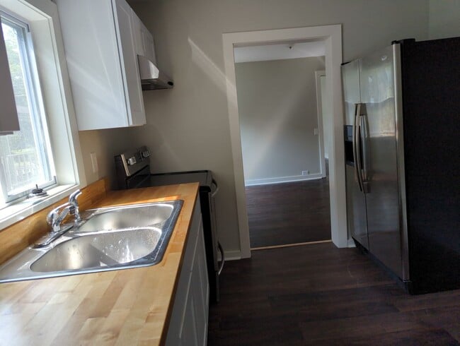 Building Photo - 2 Bedroom House