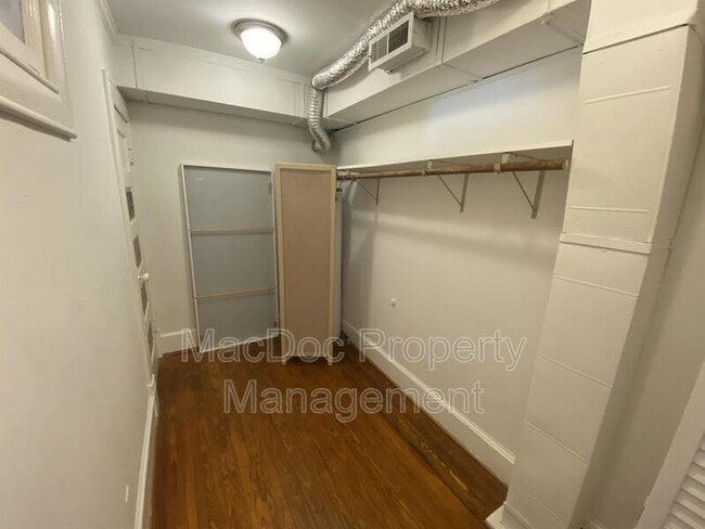 Building Photo - 806 Caroline St