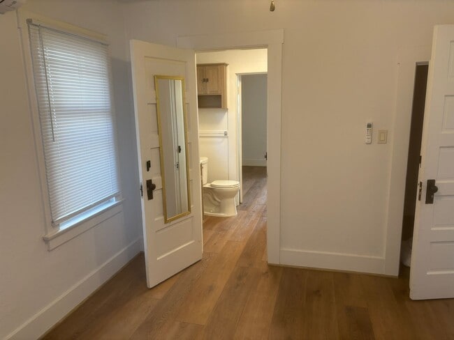 Building Photo - 2 Bedroom 1 Bath single family home