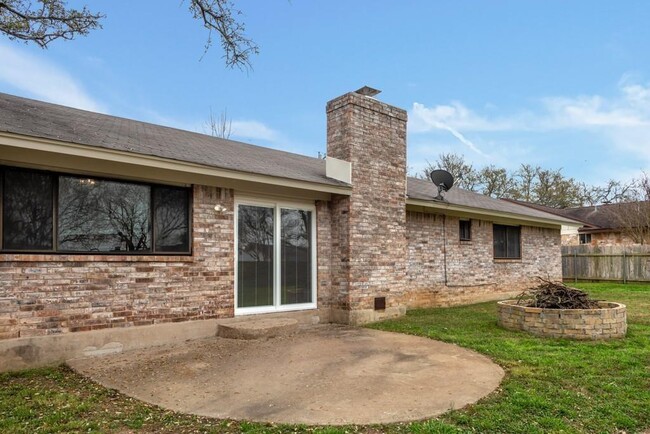 Building Photo - 2503 Versailles Dr