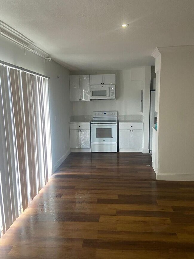 Building Photo - Large One Bedroom One Bath First level Condo