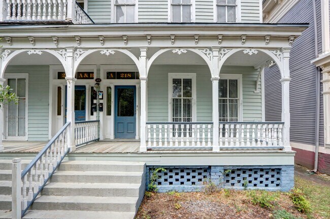 Building Photo - Large Two Bedroom Apartment - Lots of Hist...