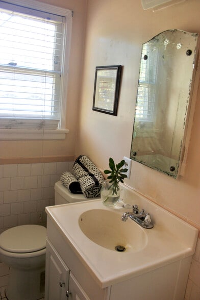 Private bathroom - 1818 Hi Point St