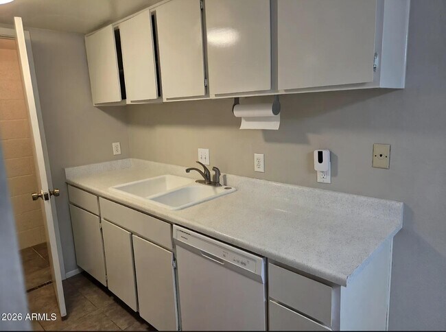 Building Photo - 3213 W Royal Palm Rd