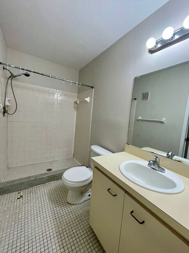 Building Photo - 2 BEDROOM 2 BEDROOM IN RAINTREE