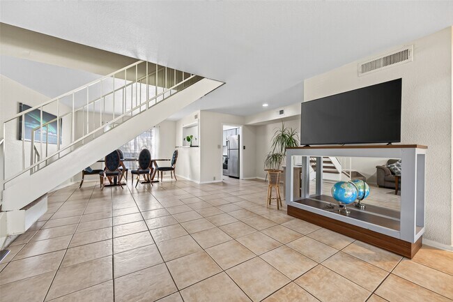Building Photo - 3303 W Greenridge Dr