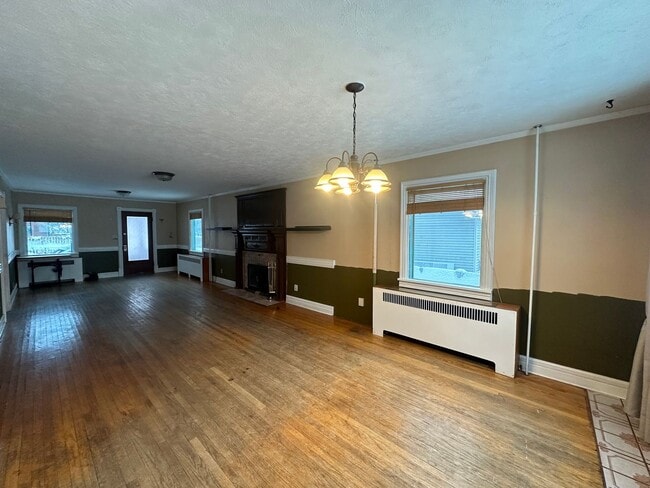 Building Photo - 5 Bed 3 Bath Home-Heat Included/Pets Allowed