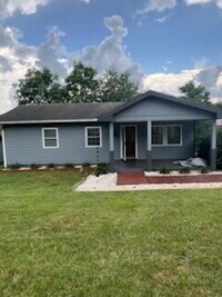 Building Photo - "Charming 3-Bed Home in Asheville with Coz...