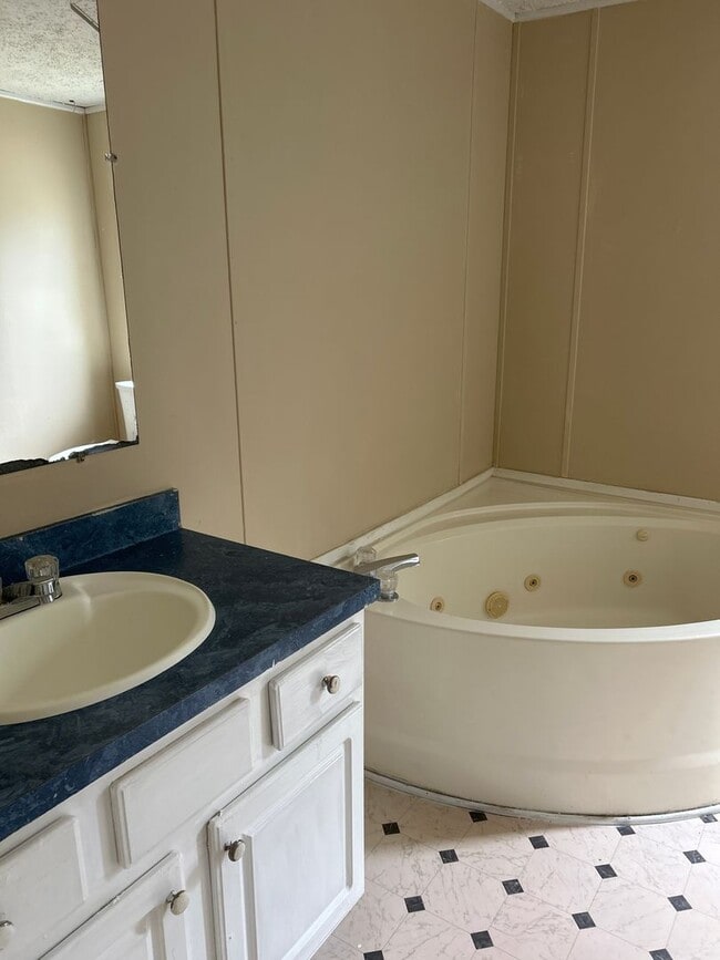 Building Photo - 209 McQueen St