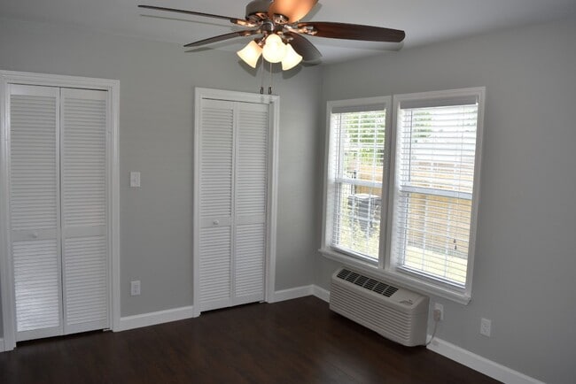 Building Photo - 1519 W 12th St