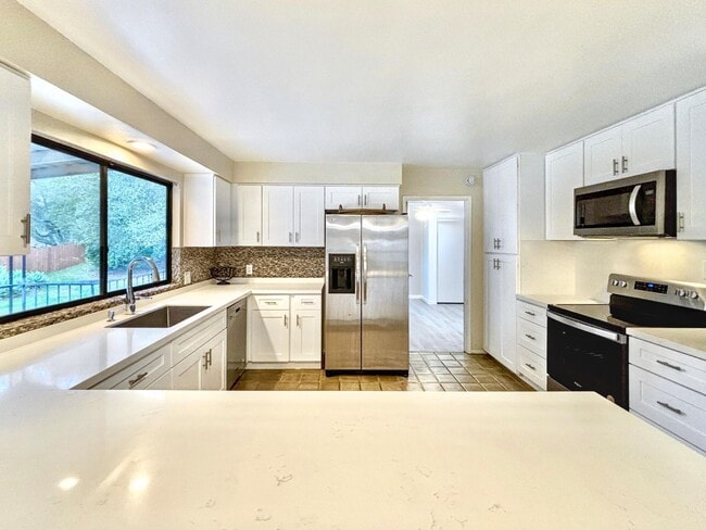 Building Photo - 3 Bed & 2.5 Bath House in Fallbrook, CA / ...