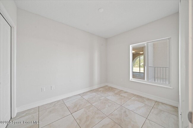 Building Photo - 1825 Riverside Dr