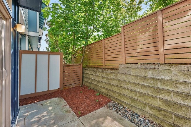 Building Photo - Modern 3-Story Tacoma Condo – Downtown Cit...