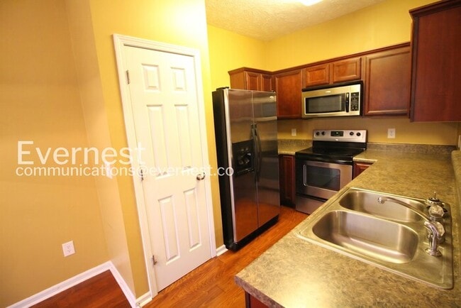 Building Photo - 3 Bed/2.5 Bath Townhome with Garage / Pet-Friendly / Coming Soon!