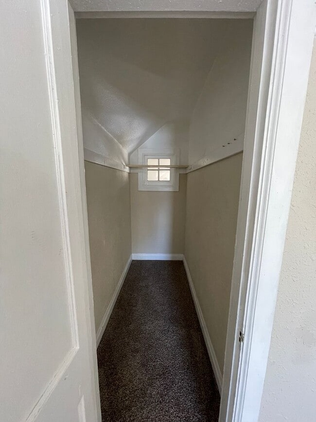 Building Photo - Charming 3bdrm, 1 bath house with fenced y...