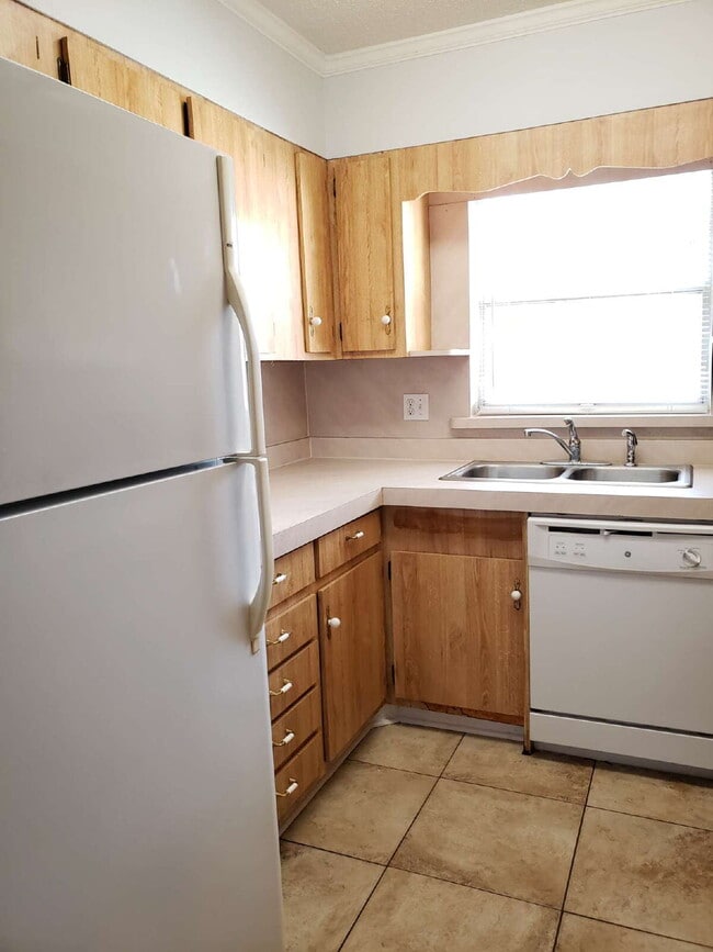 Building Photo - "Charming 3-Bed Oasis with 1.5 Baths in Fo...