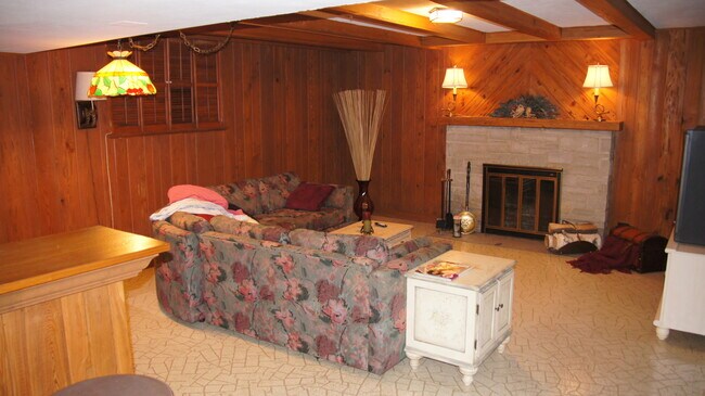 Building Photo - 460 Highcrest Dr