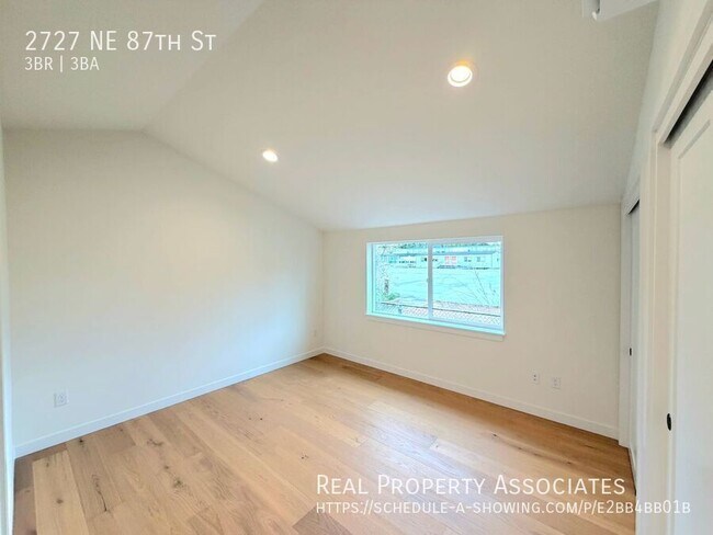 Building Photo - 2727 NE 87th St