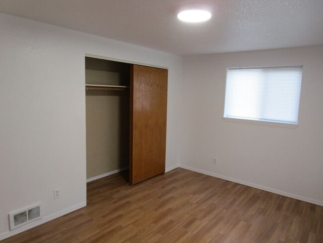 Building Photo - 2 Bedroom Duplex Near Library - Water/Sewe...
