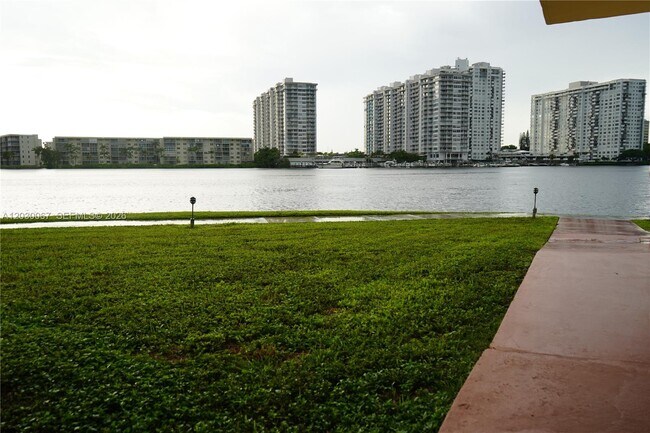 Building Photo - 2999 Point E Dr