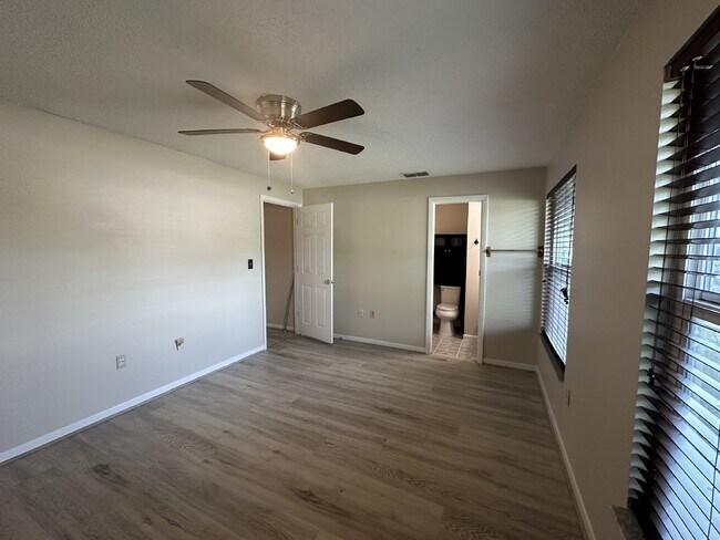 Building Photo - Convenient location close to everything!