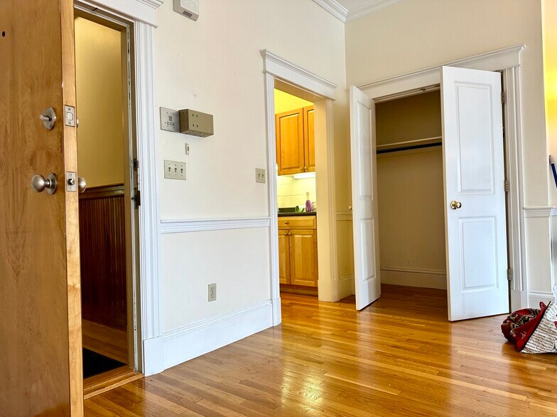 Building Photo - 871 Beacon St